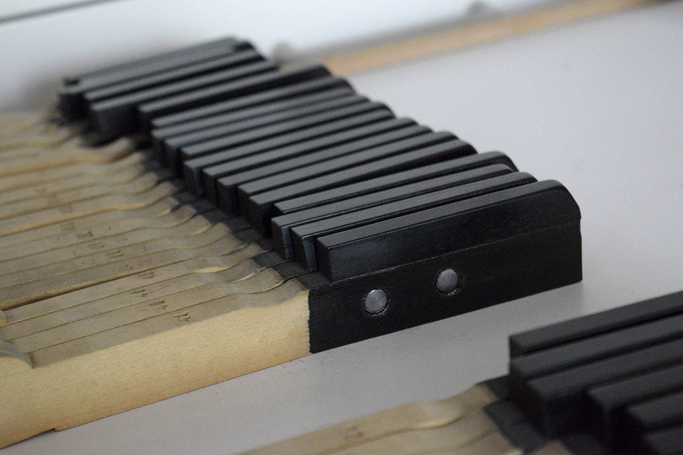 Plombage et révision cosmétique des touches noires d'un clavier de piano