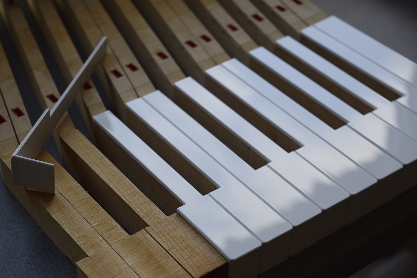 Recollage ou remplacement des revêtements de clavier de piano par des matériaux de substitution