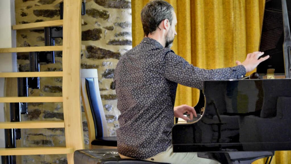 Accord de piano sur un Yamaha C3 pour un pianiste professionnel