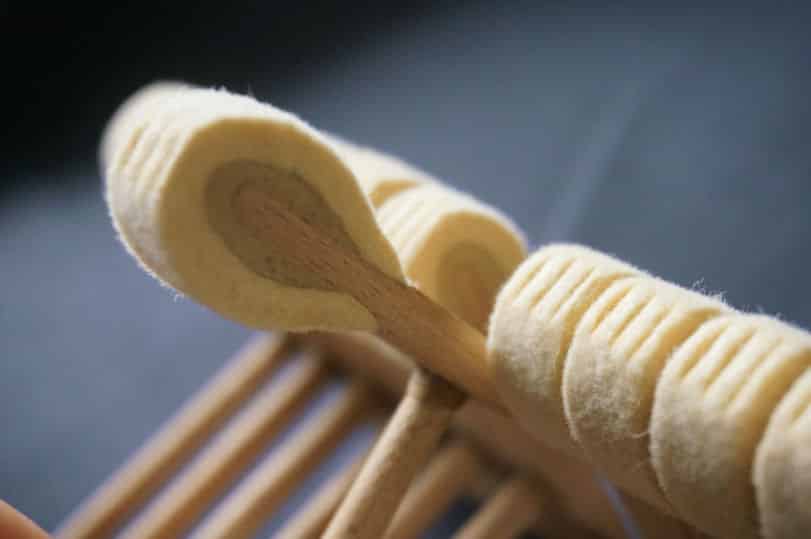 Marteaux de piano à queue présentant les stries caractéristiques de l'usure des cordes sur leur point de frappe