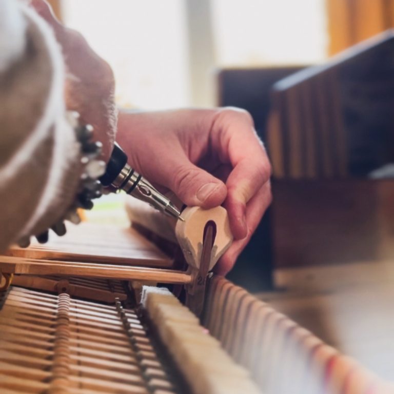 Harmonisation des marteaux d'un piano à queue Yamaha C3